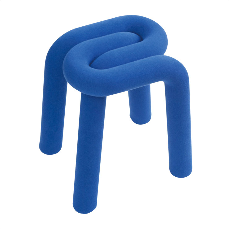 부드러운 우레탄 폼을 꼬아 만든 스툴은 85만원, Moustache by Hpix.