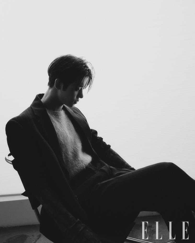 니트 베스트와 니트 점프수트, 재킷, 팬츠는 모두 Prada.