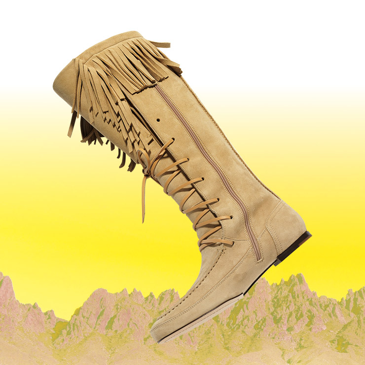 프린지 장식의 베이지 컬러 스웨이드 부츠는 3백78만원, Ermanno Scervino.