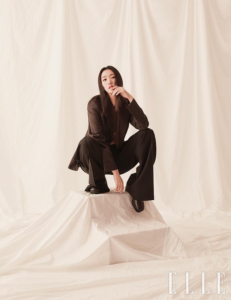 베스트와 재킷, 팬츠는 모두 Salvatore Ferragamo.