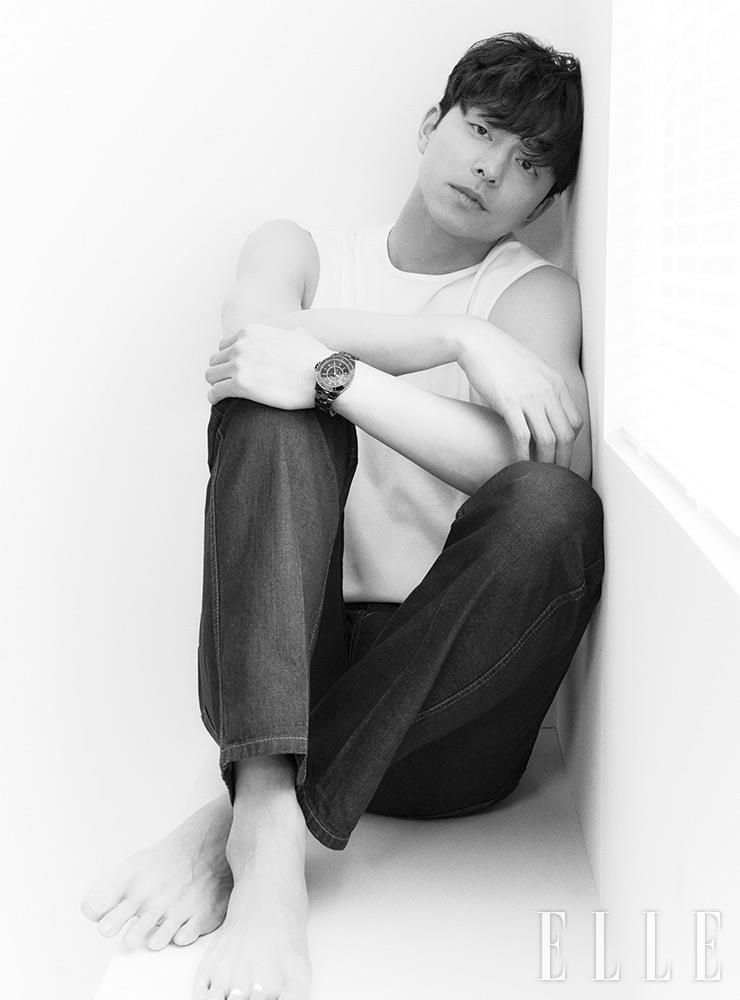 블랙 래커 다이얼에 스틸 케이스, 블랙 세라믹 카보숑을 세팅한 J12 블랙 워치는 Chanel Watches. 