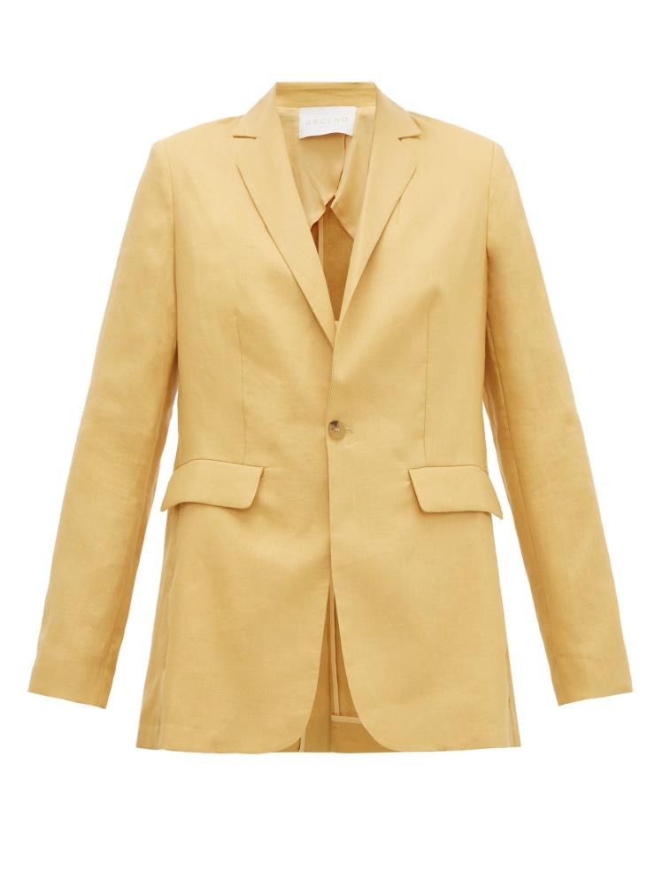 클래식한 테일러링이 돋보이는 싱글 재킷은 60만원대, Asceno by Matchesfashion.