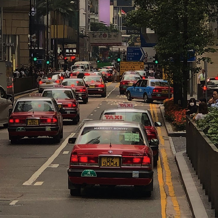 홍콩 하면 가장 먼저 떠오르는 레드 캡.
