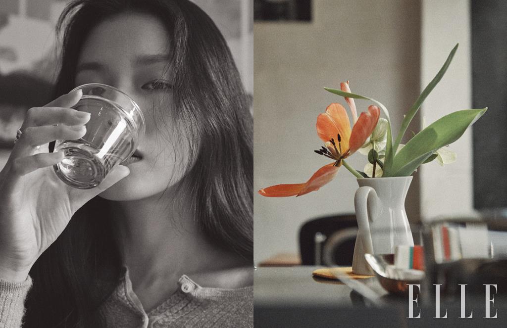 니트 톱은 가격 미정, Miu Miu. 체인 실버 링은 가격 미정, Bottega Veneta.