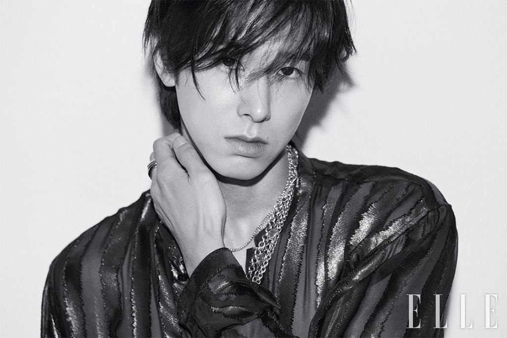 셔츠는 Saint Laurent by Mue. 블랙 로브는 Rick Owens. 가느다란 체인 네크리스는 Chrome Hearts. 볼드한 실버 체인 네크리스는 Sewn Swen. 링은 스타일리스트 소장품.