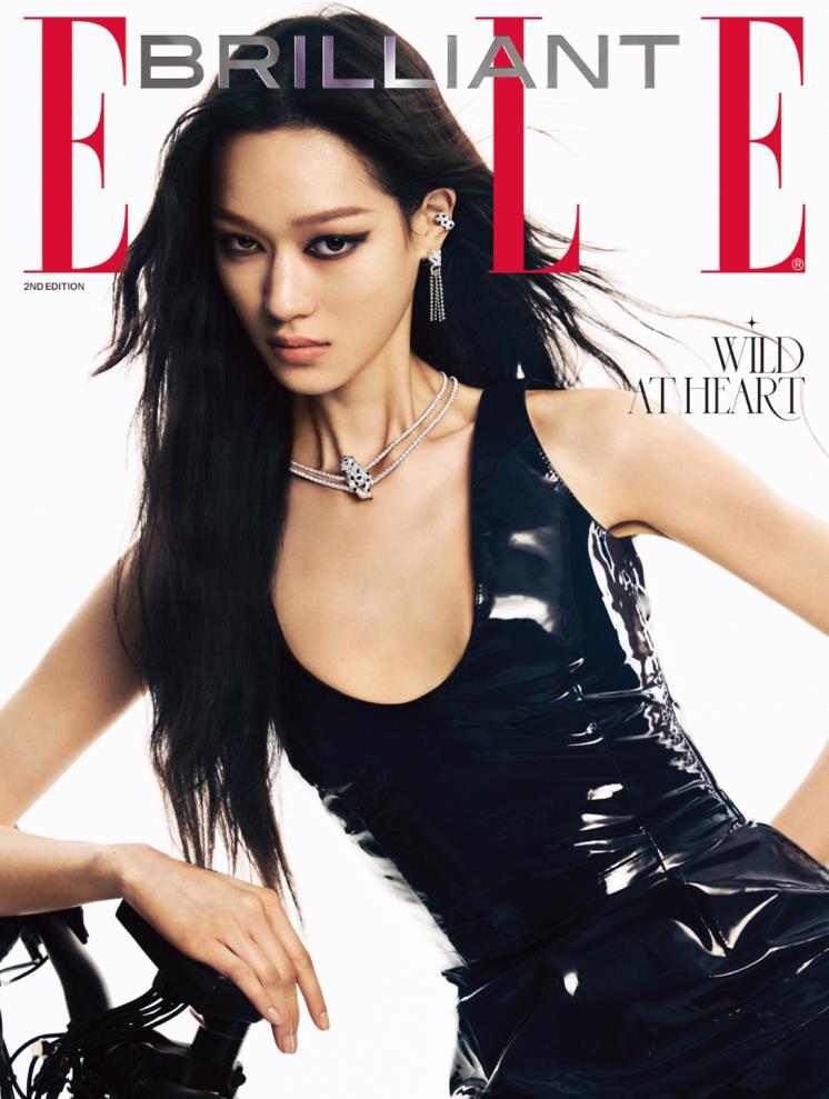 (위부터) 18K 화이트 골드에 오닉스와 총 1.20캐럿의 브릴리언트 컷 다이아몬드를 세팅한 ‘팬더 드 까르띠에’ 이어링, 18K 화이트 골드에 총 1.48캐럿의 브릴리언트 컷 다이아몬드, 에메랄드, 오닉스를 세팅한 ‘팬더 드 까르띠에’ 이어링, 18K 화이트 골드에 에메랄드, 오닉스, 총 17.45캐럿의 다이아몬드를 세팅한 ‘팬더 드 까르띠에’ 네크리스는 모두 가격 미정 Cartier. 드레스는 Ferragamo. 