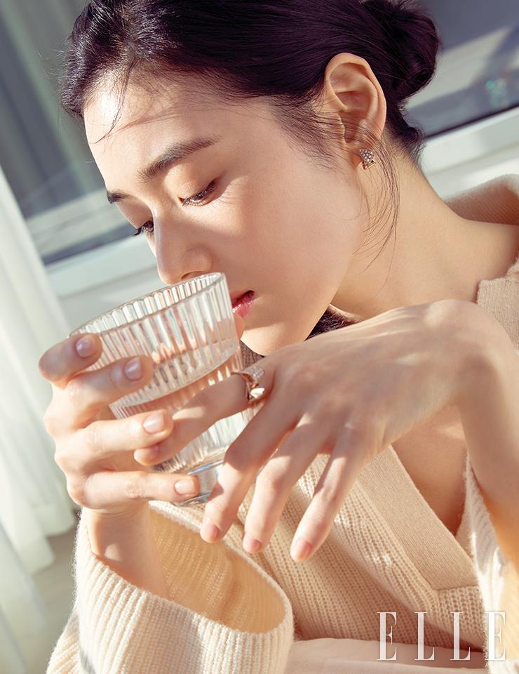 밤 동안 수분을 보충해 다음날 아침 빛나는 피부를 선사하는 인텐시브 포티파잉 에멀젼, 세안 후 첫 단계에 바르면 피부 본연의 광채를 되찾아주는 더 세럼, 생활 자외선 차단 지수로 피부를 보호하고 메이크업 밀착력을 높이는 프로텍티브 포티파잉 에멀젼 N, 더 세럼 다음 단계에 발라 피부에 집중적으로 수분을 공급하는 하이드로 소프트닝 로션 N, 모두 Clé de Peau Beauté.