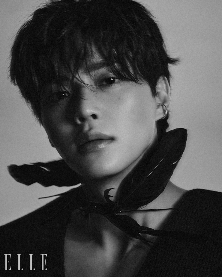 니트 톱은 Rick Owens. 이어 커프는 스타일리스트 소장품.