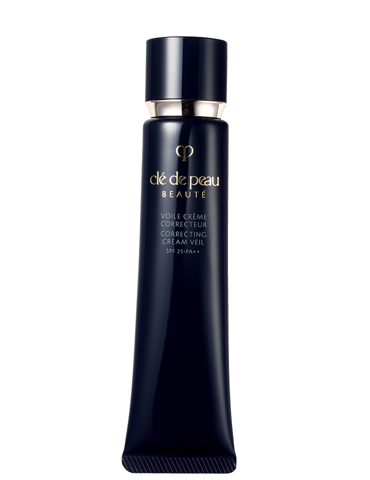  스트레스로 약해진 피부 컨디션을 개선해 주고 유해한 외부 환경으로부터 피부를 보호해 주는 광채 베이스. 코렉팅 크림 베일 SPF 25/PA⁺⁺, 7만9천원대, Cl&eacute; De Peau Beaut&eacute;.