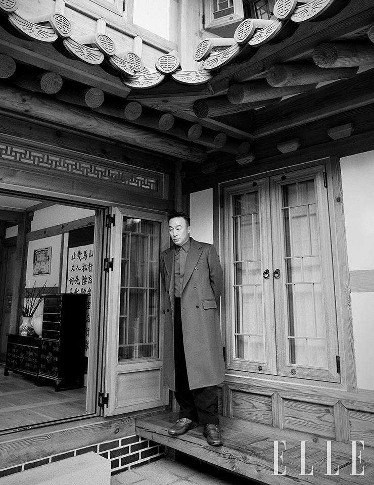 스티치 디테일의 롱 코트와 셔츠는 모두 Kimseoryong. 블랙 팬츠는 Boss. 신발은 Salvatore Ferragamo.