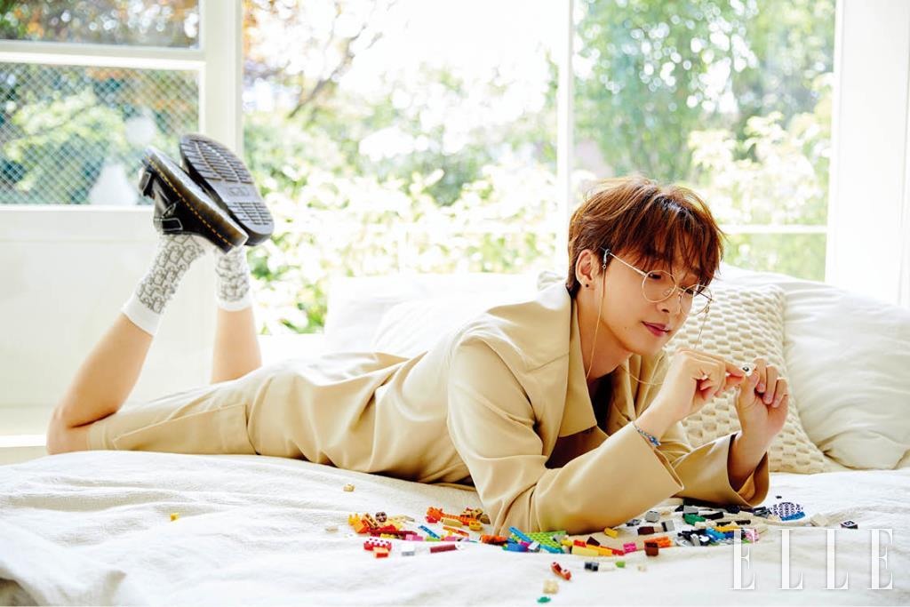 재킷과 팬츠는 모두 COS. 니트 베스트는 Chance Chance. 아이웨어는 Rieti. 아이웨어 체인은 Maska. 삭스는 Dior Men. 슈즈는 Dr. Martens.