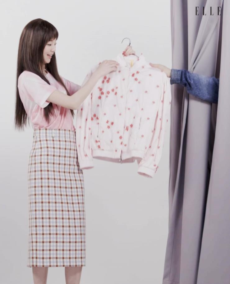 타이다이 프린트의 핑크 티셔츠는 Juicy Couture.