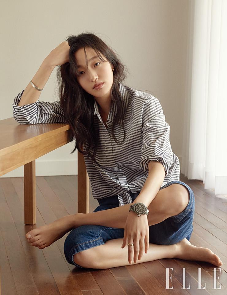 12개의 다이아몬드 인디케이터가 세팅된 다이얼의 블랙 J12 워치, 두 번째 손가락의 18K 옐로골드 코코 크러쉬 스몰 사이즈 링, 다이아몬드가 세팅된 퀼팅 모티프의 화이트골드 코코 크러쉬 브레이슬렛, 옐로골드 코코 크러쉬 이어링은 모두 Chanel Watches & Fine Jewelry.