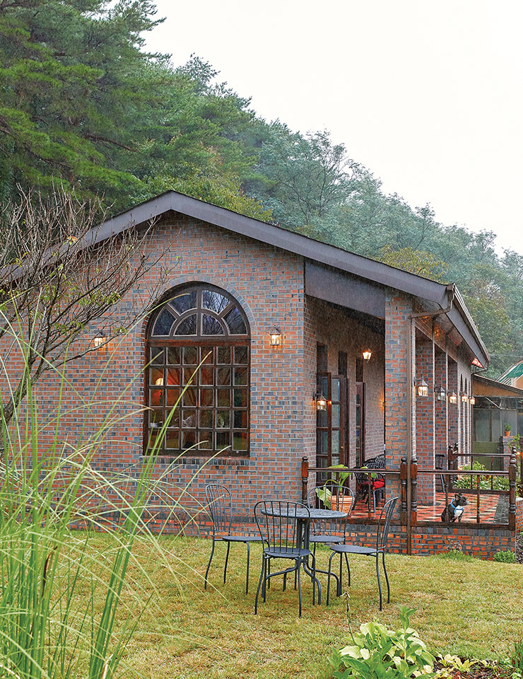 외할아버지가 살던 집터에 지은 건물. 조경부터 작은 소품까지 세 대표의 손이 닿지 않은 곳이 없다.