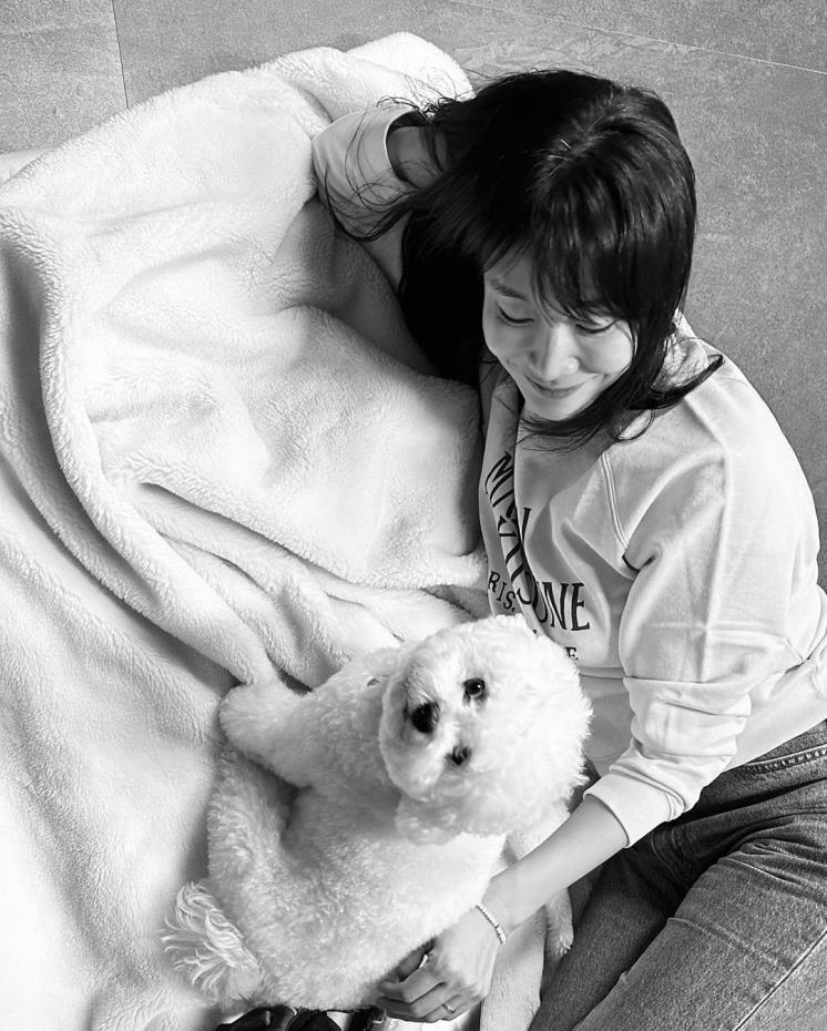 절친들과 즐거운 시간을 보내는 송혜교