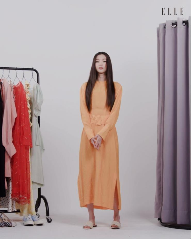 오렌지 컬러 드레스는 Zara. 