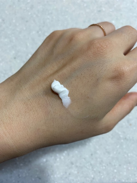 크림보다 조금 더 단단한 제형이에요.