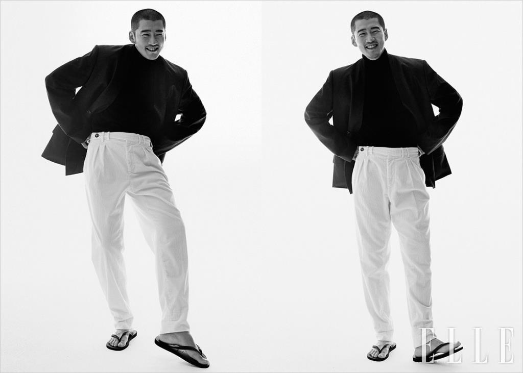 칼라리스 블레이저는 Masion Margiela by Mr. Porter. 터틀넥은 Zara. 팬츠는 Brunello Cucinelli. 플립플롭은 Havaianas.