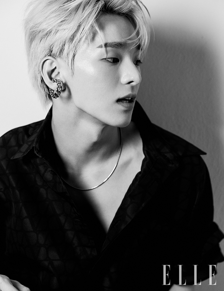 혜성이 착용한 오버사이즈 점프슈트는 Valentino. 이어 커프는 Portrait Report. 네크리스는 스타일리스트 소장품.