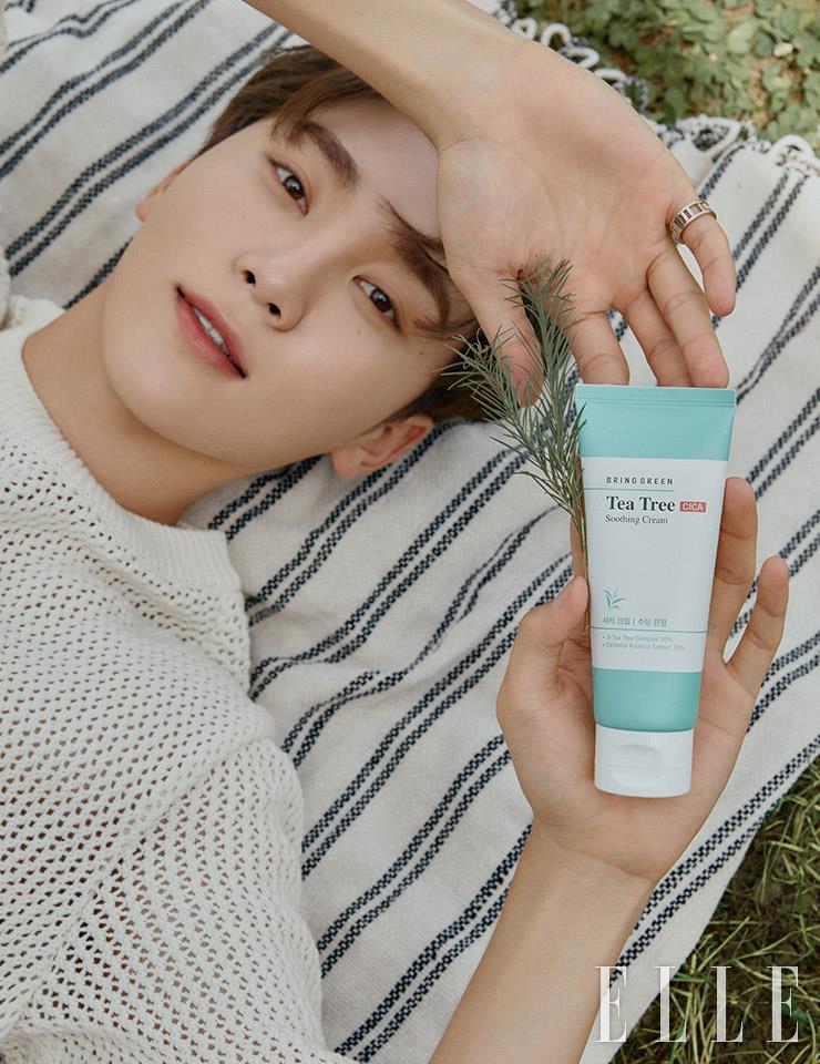 니트는 MONTSENU. 블랭킷은 스타일리스트 소장품.