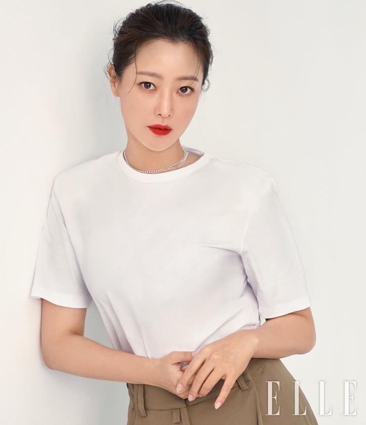 어깨에 패드를 덧댄 티셔츠와 와이드 팬츠는 가격 미정, 모두 Dries Van Noten. 목걸이는 에디터 소장품.