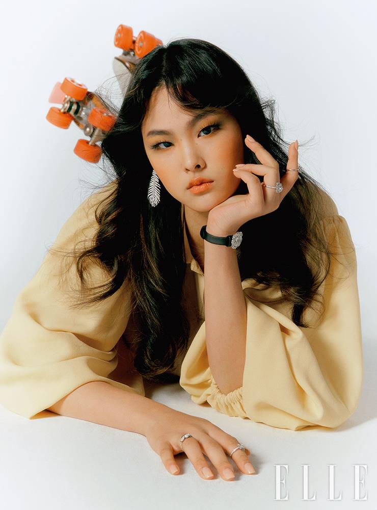 깃털을 형상화한 ‘플륌 드 펑’ 이어링은 가격 미정, Boucheron. 블랙 새틴 스트랩을 매치한 ‘까멜리아’ 주얼리 워치는 가격 미정, Chanel Watches. 왼손 검지에 착용한 ‘피아제 로즈’ 링은 가격 미정, 왼손 약지에 착용한 볼드한 ‘피아제 로즈’ 링은 1천4백90만원, 모두 Piaget. 오른손 검지에 착용한 ‘빅토리아’ 링은 가격 미정, 오른손 약지에 착용한 꽃잎 모티프의 ‘페이퍼 플라워 다이아몬드 클러스터’ 링은 가격 미정, 모두 Tiffany & Co.
