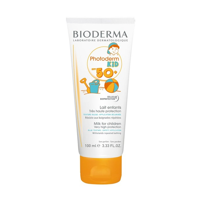 바이오더마 포토덤 키드 SPF50+ PA++++ - 영유아용이지만 어른이 사용해도 좋다. 푸른색이라 바른 곳을 확인하기 쉽고, 잘 문지르면 투명해지는 레포츠용 내수성 차단제. 100mL 3만 3천 원.