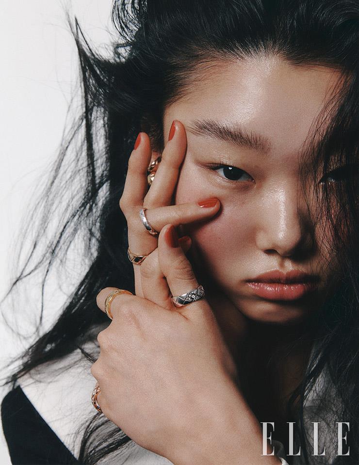 오른손 엄지에 낀 31개의 라운드 컷 다이아몬드를 세팅한 화이트골드 코코 크러쉬 스몰 링, 검지에 낀 옐로골드 코코 크러쉬 스몰 링, 새끼손가락에 낀 옐로골드 코코 크러쉬 스몰 링. 왼손 약지에 낀 퀼팅 모티프의 베이지골드 코코 크러쉬 스몰 링, 함께 레이어드한 화이트골드 코코 크러쉬 미니 링. 커프 형태의 베이지골드 코코 크러쉬 이어링은 모두 Chanel Fine Jewelry.