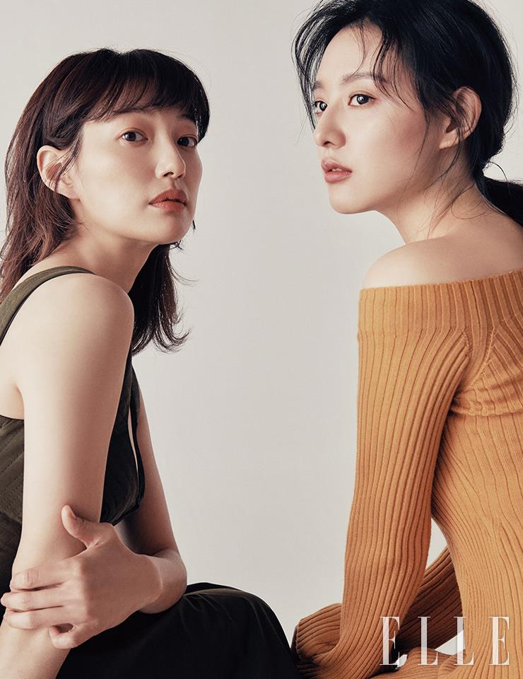 이엘이 입은 톱과 스커트는 모두 8 by Yoox. 김지원이 입은 오프숄더 니트 드레스는 Chloé.