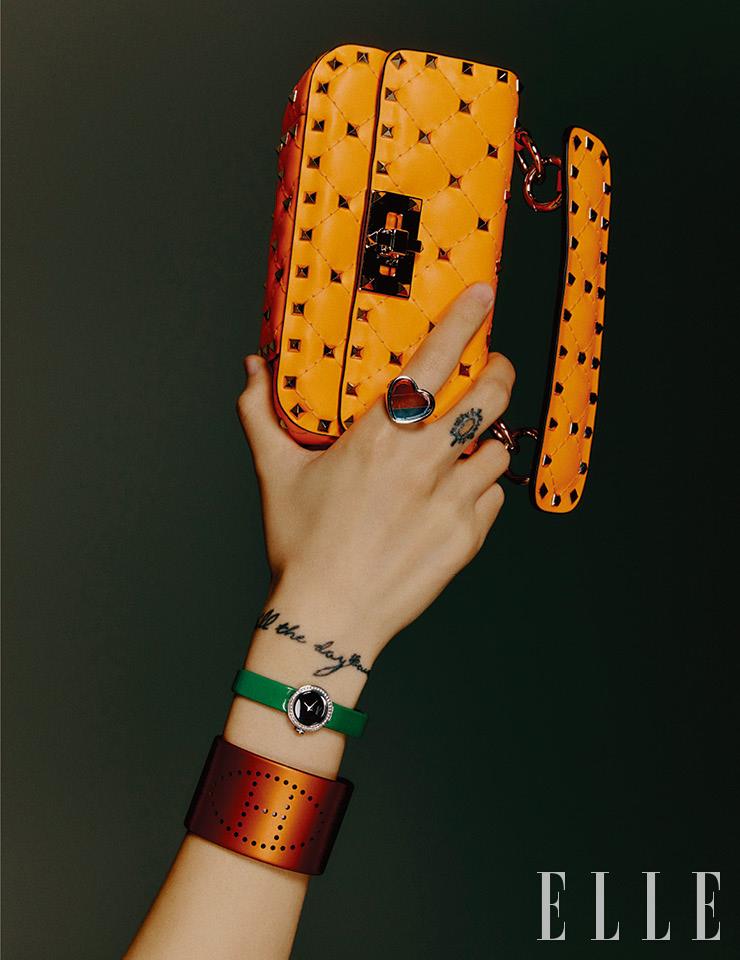 스터드 장식의 네온 미니 백은 2백26만원, Valentio Garavani. 하트 링은 가격 미정, Coach 1941. 그린 스트랩 워치는 6백11만7천원, Dior Timepiece. 펀칭 뱅글은 가격 미정, Herm&egrave;s. 