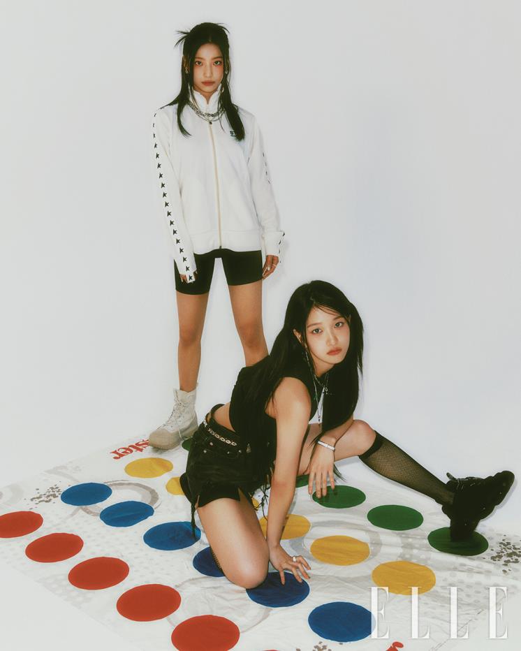 (왼쪽부터) 새롬이 입은 저지 집업 점퍼는 Golden Goose. 바이커 쇼츠는 스타일리스트 소장품. 하이톱 스니커즈는 Converse. 서연이 입은 블랙 톱은 Ganni. 블랙 쇼트팬츠는 YCH. 벨트는 EENK. 블랙 스니커즈는 Dolce & Gabbana. 이어링과 링, 브레이슬릿은 모두 Chrome Hearts.