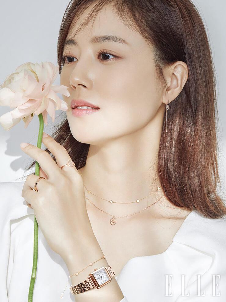 오프 화이트 퍼프 소매 톱은 Obzee.