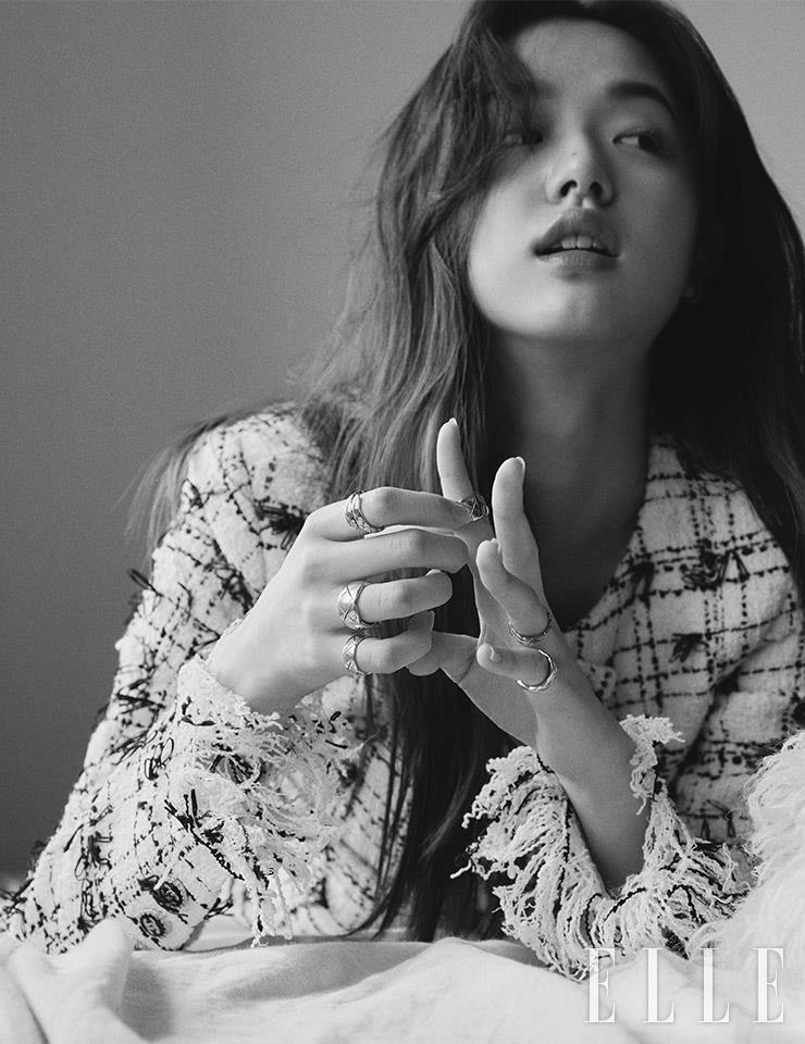 왼손 검지에 낀 코코 크러쉬 라지 링, 약지에 낀 두 개의 반지가 겹쳐진 듯한 코코 크러쉬 유앤미 스몰 링, 새끼손가락에 낀 다이아몬드 세팅의 코코 크러쉬 스몰 링, 오른손 검지에 낀 두 개의 반지가 겹쳐진 듯한 코코 크러쉬 유앤미 라지 링, 약지에 낀 코코 크러쉬 라지 링, 새끼손가락에 낀 코코 크러쉬 스몰 링은 모두 Chanel Fine Jewelry.
