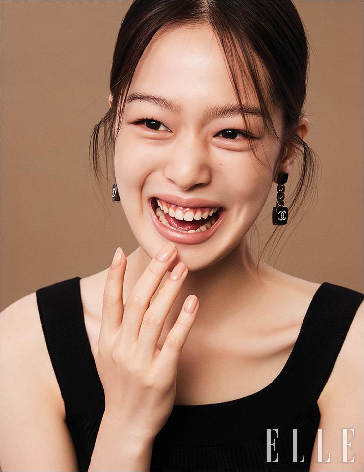 울트라 르 뗑, BD21로 속부터 윤기가 돋는 피부를 연출한 다음, 누디한 베이지빛의 레 꺄트르 옹브르, 308 끌레르-옵스뀌를 눈꺼풀에 얇게 펴 바른다. 웜 베이지빛의 루쥬 알뤼르, 206 일루젼을 입술에 바르고, 손톱에도 투명 베이지빛의 르 베르니, 949 데누드를 매치함으로써 성민의 피부에 잘 어울리는 골드 언더톤의 톤 온 톤 믹스매치를 완성. 사용 제품은 모두 Chanel. 블랙 슬리브리스 톱과 이어링은 모두 Chanel.