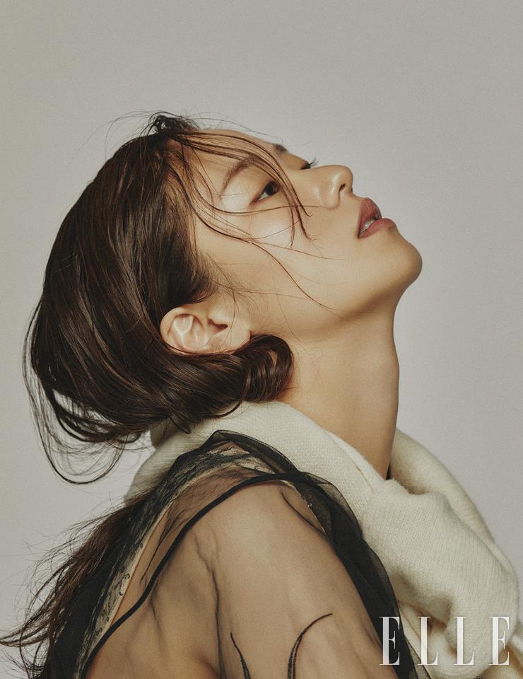 숄처럼 연출한 크림 컬러의 스웨터는 Lemaire. 블랙 시스루 톱은 Helmut Lang by Yoox.com. 이너 웨어로 레이어드한 뷔스티에는 스타일리스트 소장품. 
