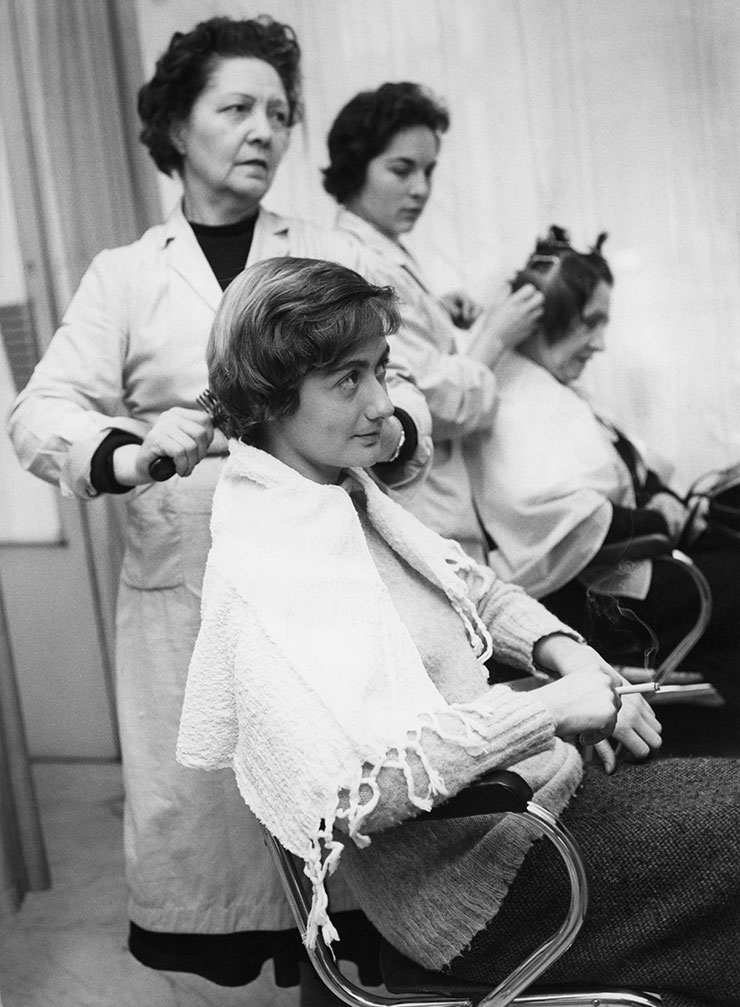 헤어 살롱에서 머리를 다듬는 모습.