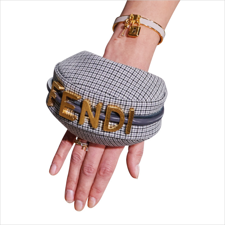 메탈 로고 장식의 체크 미니 백은 가격 미정, Fendi.