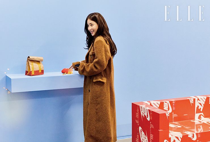 이규한의 작품을 흥미롭게 관람하는 기은세.