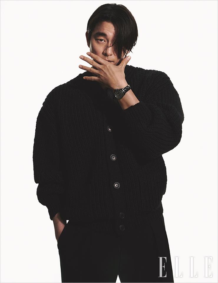 블랙 세라믹 케이스와 브레이슬렛, 12개의 다이아몬드가 인디케이터에 세팅된 블랙 래커 다이얼의 J12 워치 칼리버 12.1 다이아몬드 인디케이터 38mm는 Chanel Watches.