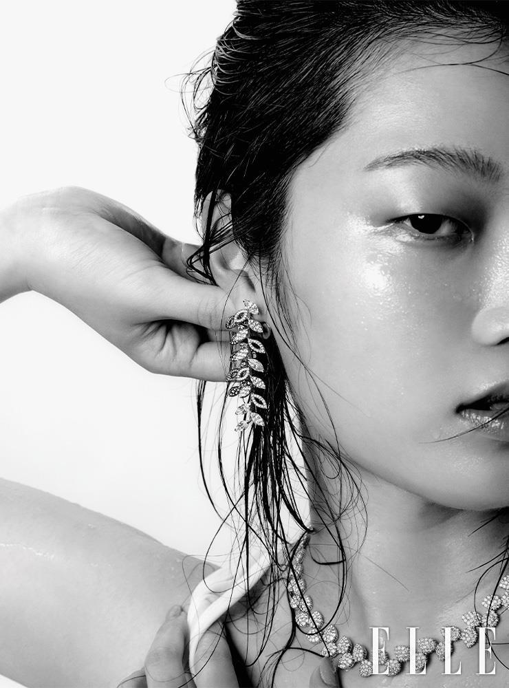 잎사귀를 형상화한 ‘라운드 & 마퀴즈 컷 다이아몬드 & 사파이어 펀 드롭’ 이어링은 가격 미정, Tiffnay & Co. 다이아몬드 13.76캐럿을 세팅한 ‘하이 주얼리’ 네크리스는 1억원대, Damiani. 화이트 슬리브리스 톱은 에디터 소장품.