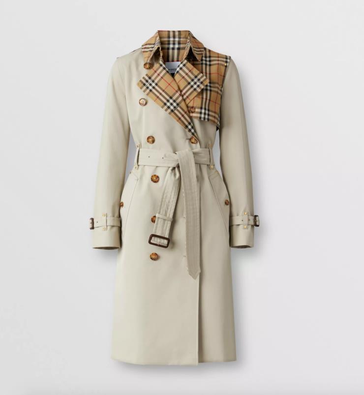 플랩과 칼라 부분에 클래식한 체크 패턴을 더한 트렌치코트는 3백59만원, Burberry.