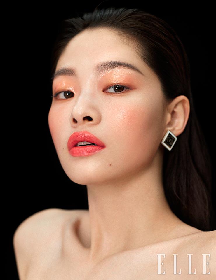 생기 넘치는 핑크빛으로 물든 두 눈가와 볼은 N°1 DE CHANEL 레드 까멜리아 립 앤 치크 밤, 4 웨이크-업 핑크로 완성한 것. 오일을 코팅한 섬세한 피그먼트 입자가 입술에 부드럽게 밀착되는 루쥬 알뤼르 렉스트레, 848을 입술에 꽉 채워 발라 마무리한다. 사용 제품은 모두 Chanel.