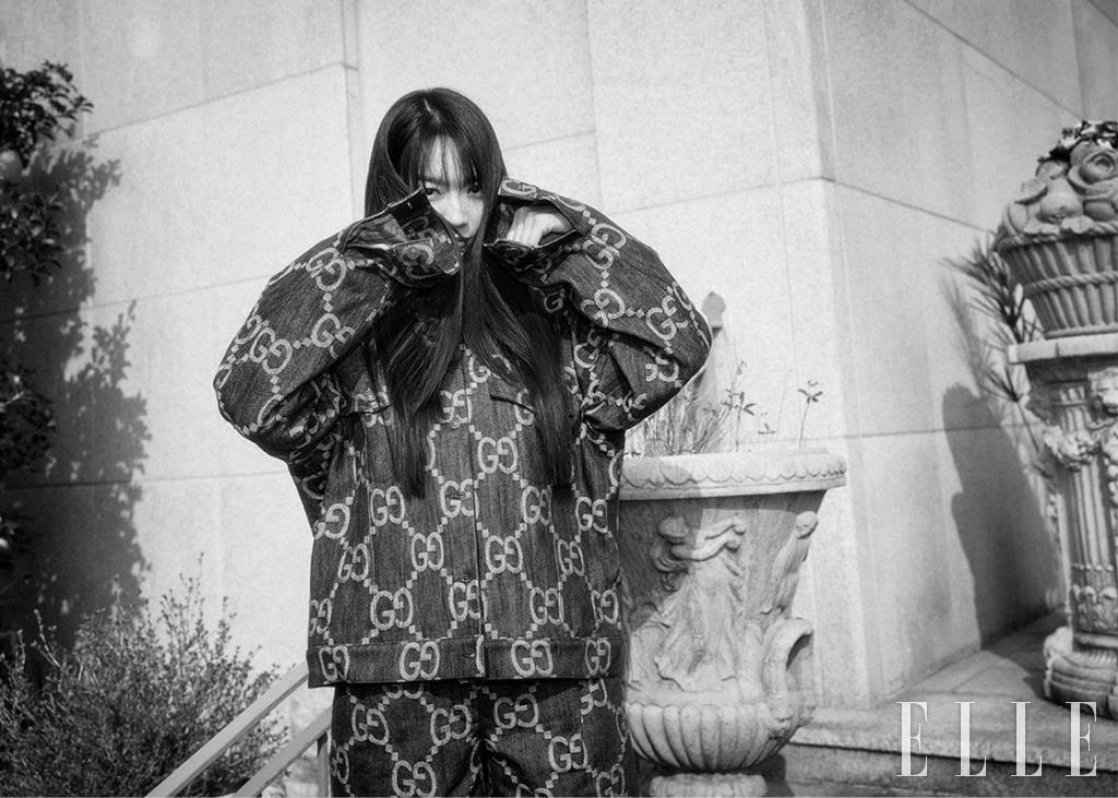 모노그램 패턴의 데님 재킷과 쇼츠는 모두 Gucci.