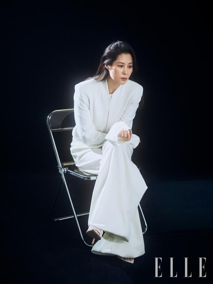 화이트 재킷과 팬츠는 모두 Max Mara. 슈즈는 Gianvito Rossi