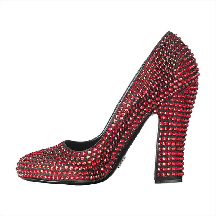  촘촘한 크리스털 장식의 펌프스는 가격 미정, Prada.