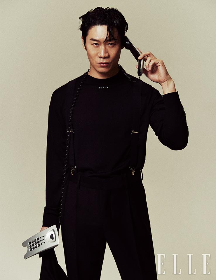 로고 니트 톱과 수트 팬츠는 모두 Prada. 서스펜더는 스타일리스트 소장품.