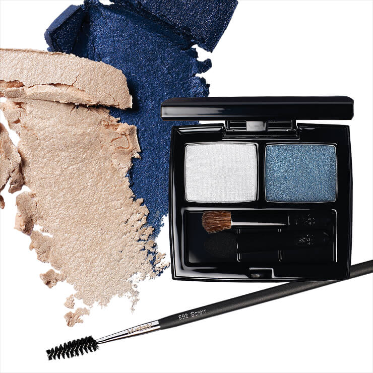 제니의 눈두덩에 바른 섀도 듀오, 01 엘리건트 라이트 & 펑키 블루, 30 슬레이벨 & 더스티 블루, 각 3만5천원대, 모두 Hera. 뭉친 마스카라를 풀어주거나 잔머리를 정돈할 때 사용하는 시크릿 스크류 브러시 E92, 1만1천원, Mustaev.