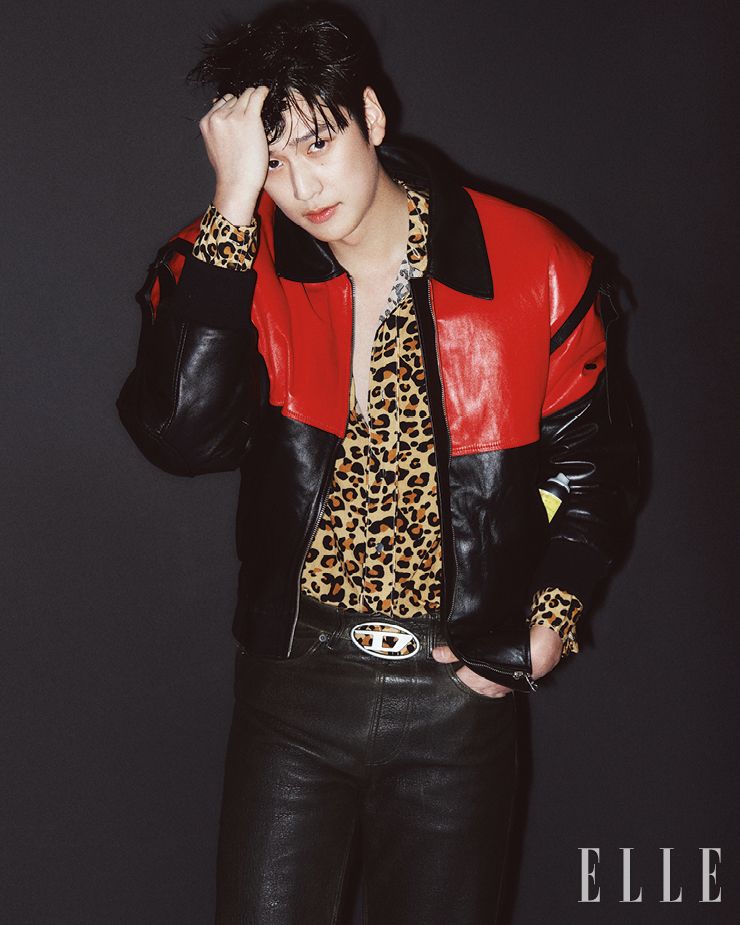 레더  재킷은 Ludan.  셔츠는 Wacko Maria.  레더  팬츠는 Diesel. 