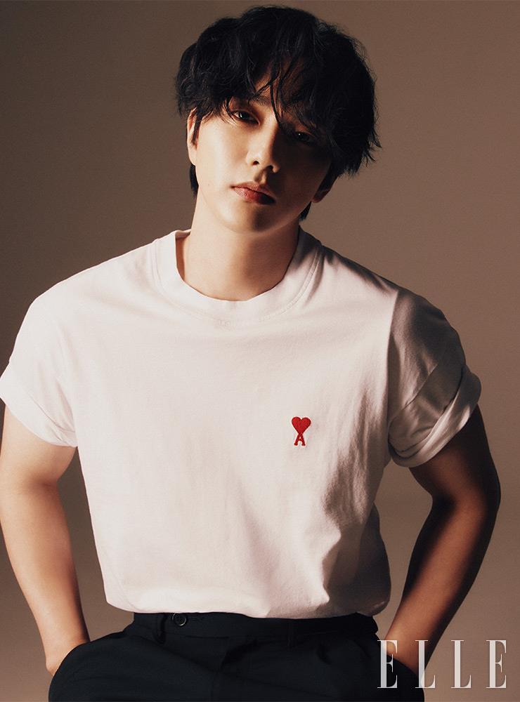 화이트 티셔츠는 Ami. 블랙 팬츠는 Magliano.