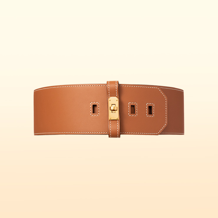 골드 장식으로 포인트를 준 캐멀 벨트는 2백만원대, Hermès.